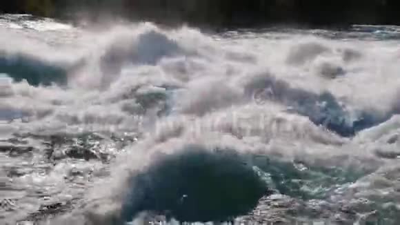 暴风骤雨的河流4K慢动作视频视频的预览图