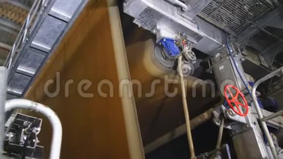 在工厂用烘干机运输纸板视频的预览图