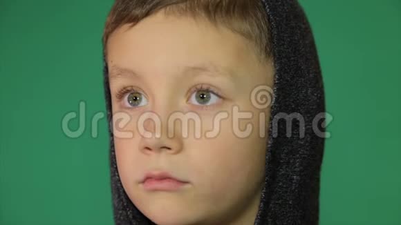 一个孩子紧张的眨眼视频的预览图