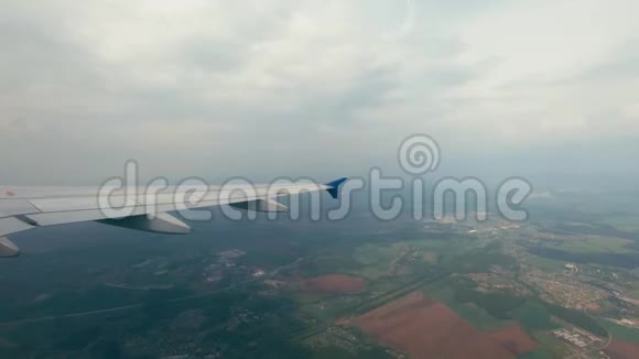 飞越绿茵场和土耳其小定居点的飞机飞机翼视频的预览图