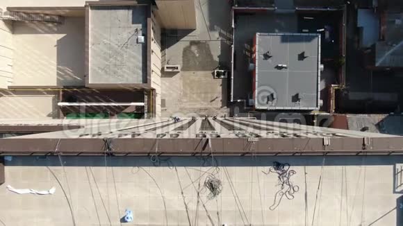 七名工业炼金术士正悬挂在一栋建筑的侧面俯视视频的预览图