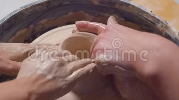 两个女人在陶工轮子上雕刻视频的预览图