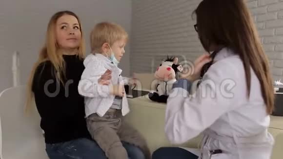 妈妈和儿子在儿童医生接待处视频的预览图