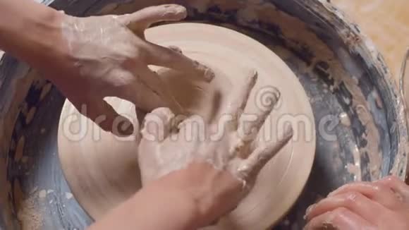 女人手在陶工轮子上做锅视频的预览图