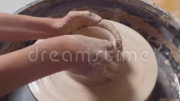 女人手在陶工轮子上做锅视频的预览图