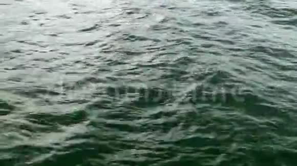 不平静奔流的海波带着涟漪奔流在黑海太阳反射视频的预览图
