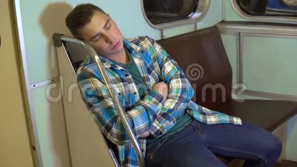 一个年轻人在地铁火车上睡着了旧地铁车视频的预览图