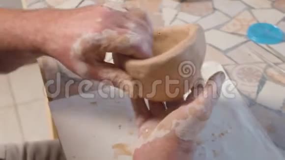 人手雕刻陶罐视频的预览图