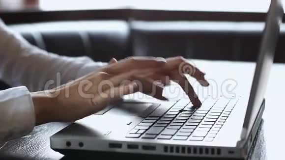笔记本电脑上的女性打字特写重要的商业项目工作视频的预览图