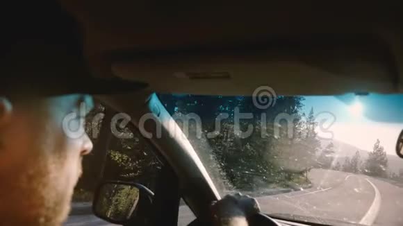 美丽的特写镜头胡须男驾驶汽车沿森林道路在约塞米蒂集中在侧镜慢动作视频的预览图