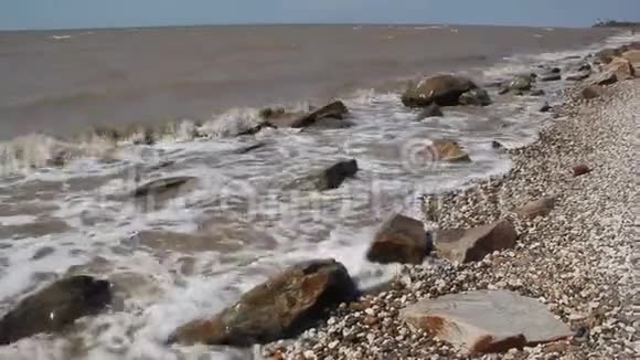 暴风雨的大海和岩石海岸视频的预览图