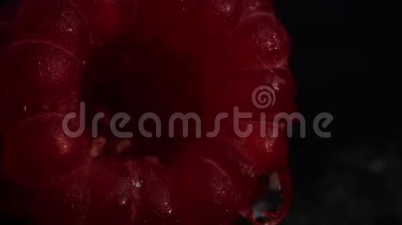 一滴露水落在树莓里视频的预览图