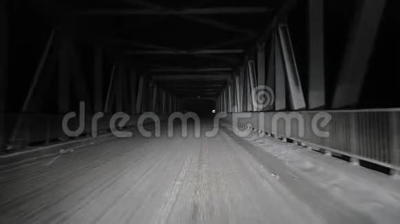 冬天的雪夜在黑暗中穿过一座桥视频的预览图