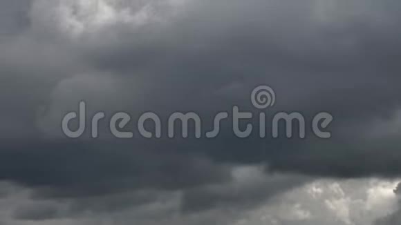 云在戏剧性的天空时间流逝中形成视频的预览图