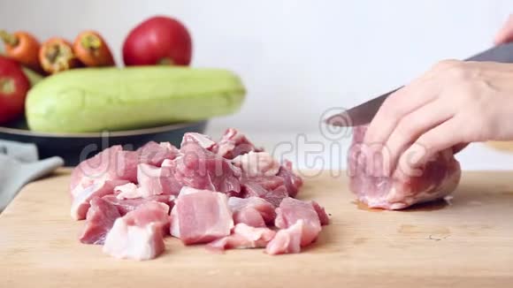 女人把猪肉放在砧板上烤视频的预览图