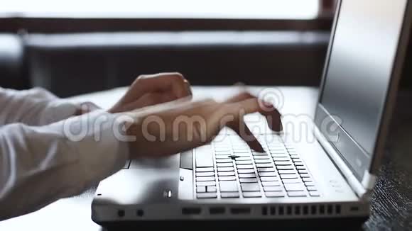 女性博客作者在笔记本电脑上打字撰写出版物核对账户统计视频的预览图