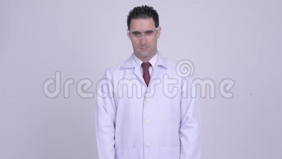 英俊的男医生戴着防护眼镜耸肩视频的预览图