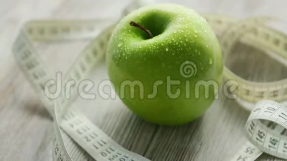 绿苹果和卷尺视频的预览图