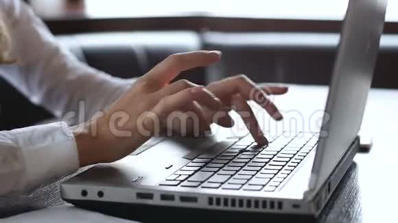在笔记本电脑上工作的女会计职员计算公司借方和贷方视频的预览图