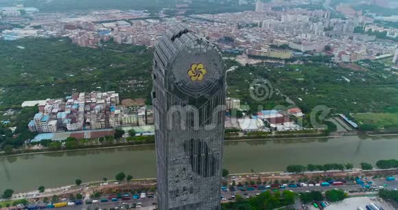 中国美丽的高楼中国生活的对比一座以美丽为背景的高楼视频的预览图
