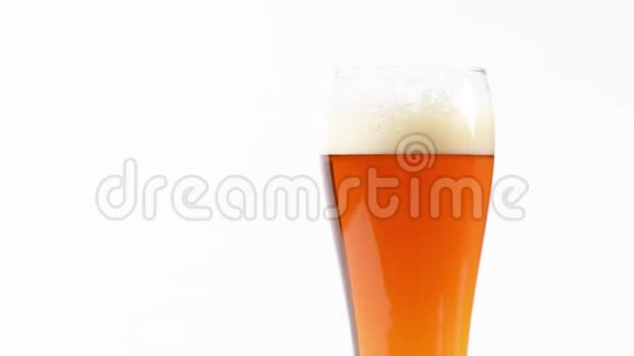 啤酒泡沫从边缘倾泻而出白色背景的冷啤酒视频的预览图