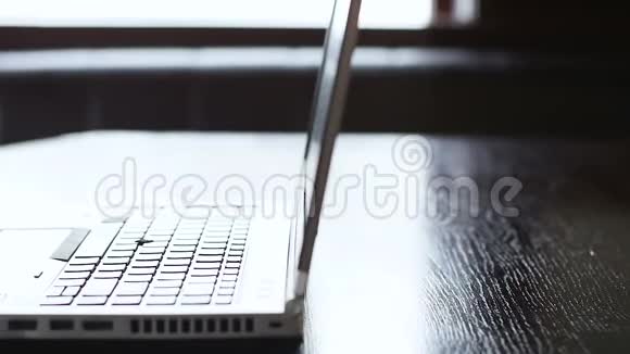 办公室桌上的现代笔记本电脑工作过程设备远程访问视频的预览图