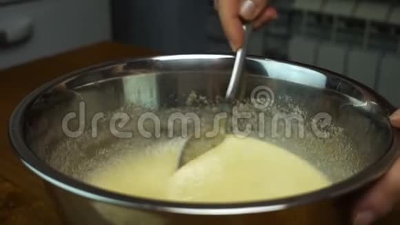 钢碗里的液体面团视频的预览图