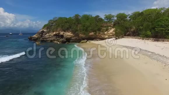 从荒无人烟的海滩飞到小悬崖视频的预览图