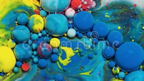蓝色和黄色的油墨反应形成一个美丽的结构油漆气泡视频的预览图