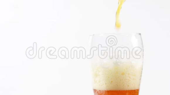啤酒泡沫从边缘倾泻而出白色背景的冷啤酒视频的预览图