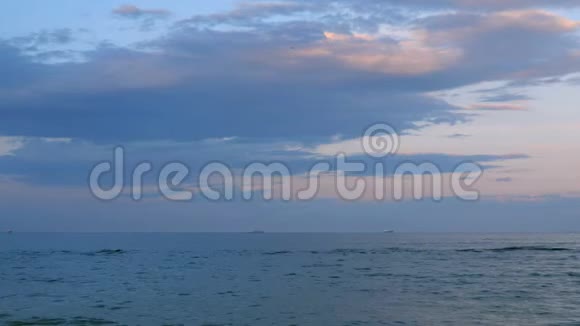 蓝天和紫色天空之间的水平线日落时有地平线在海里挥手视频的预览图