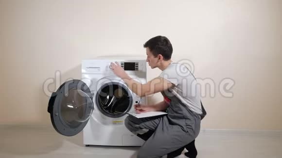 服务员修理破洗衣机视频的预览图
