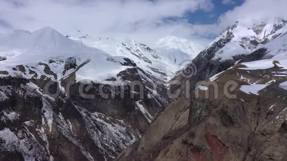 高加索山脉白雪皑皑的峡谷视频的预览图