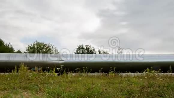 热水管道拉入城市城市供暖石油供应视频的预览图
