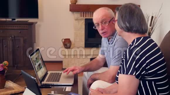 年长夫妇用笔记本电脑上网购物视频的预览图