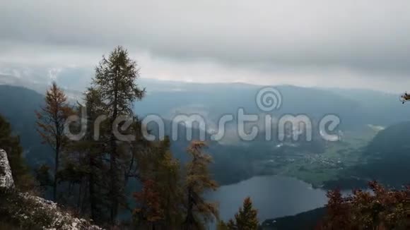 斯洛文尼亚阿尔卑斯山与博欣吉湖的时间流逝秋景视频的预览图