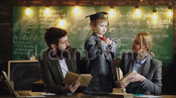 天才儿子教母父学生小孩子和女人和男人一起玩老师一家人一起在黑板上视频的预览图