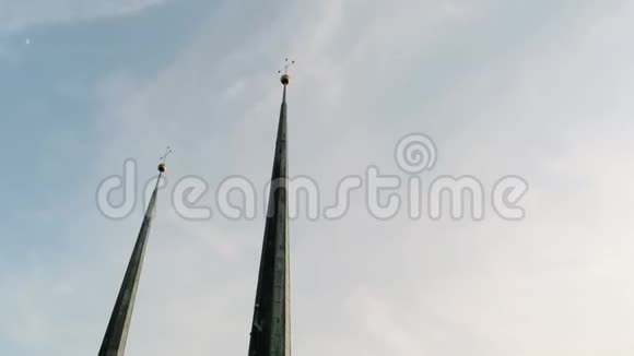 欧洲布尔诺哥特教堂和旧城的空中倾斜镜头视频的预览图