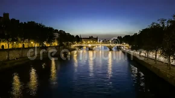 巴黎塞纳河浪漫景色的时间流逝视频的预览图