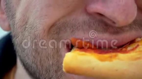 一个戴眼镜留着胡茬的人在咖啡馆吃一片比萨饼特写镜头视频的预览图