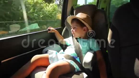 男孩坐在车里视频的预览图