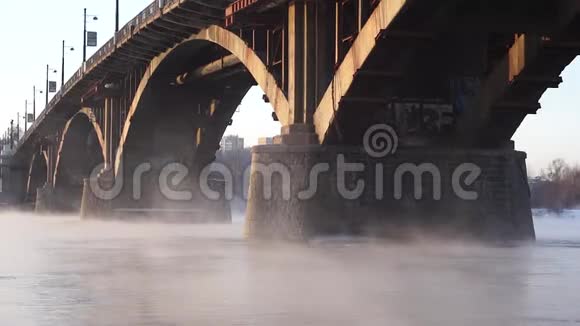 雾蒙蒙的河上的石桥视频的预览图