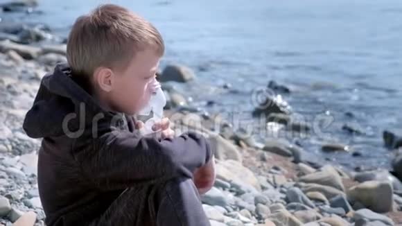 患病儿童8y男孩使用雾化吸入面罩治疗海边哮喘视频的预览图