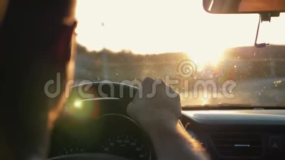 日落时在太阳下开车的人概念出租车司机企业家视频的预览图