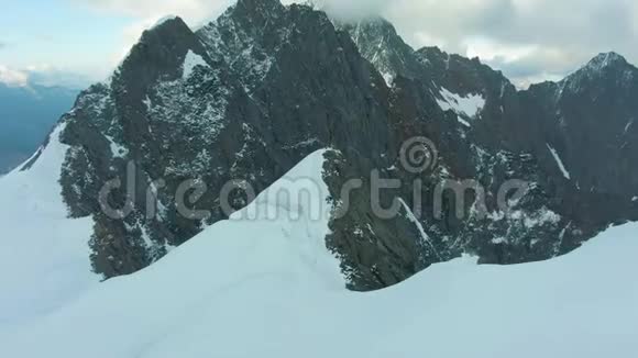 欧洲阿尔卑斯山雪山之巅鸟瞰图视频的预览图