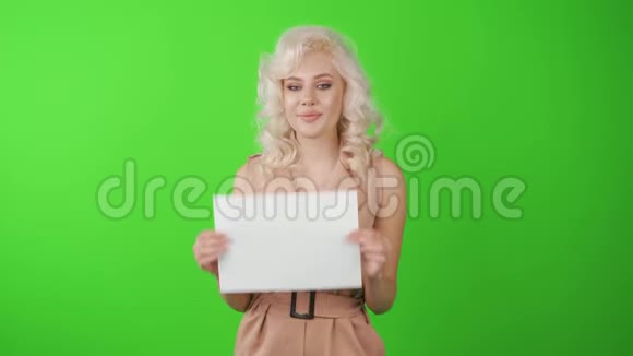 女士显示空白白色大A4纸传单介绍手握小册子女孩展示清晰的胶印纸视频的预览图