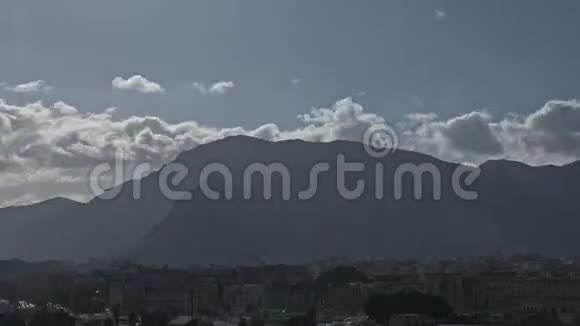 云景和山脚下城市的时间流逝视频的预览图