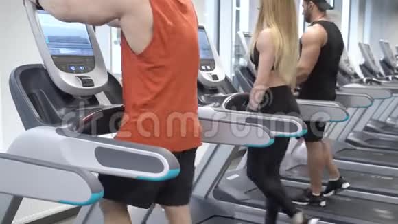 一群年轻人在健身房的跑步机上做有氧训练视频的预览图