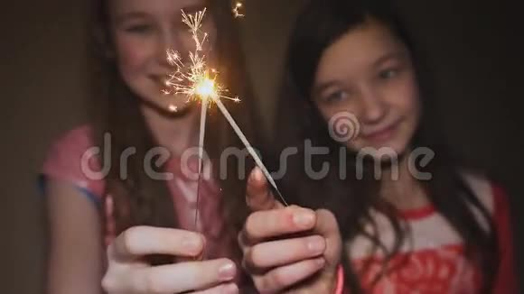 两个少女摆姿势微笑着点燃星星之火视频的预览图