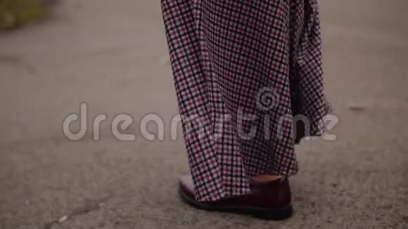女人脚穿着高跟鞋在草地上行走的特写照片视频的预览图